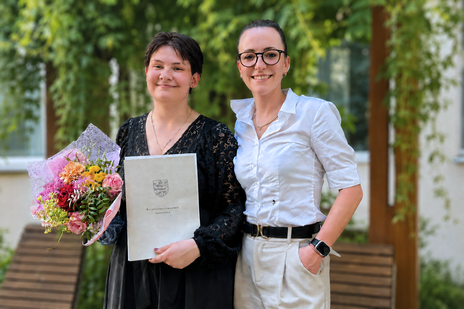 Vivien Marschall und Elisa Härder, Rechtsanwältin bei Steinbock & Partner, nach der Abschlussprüfung in Gotha